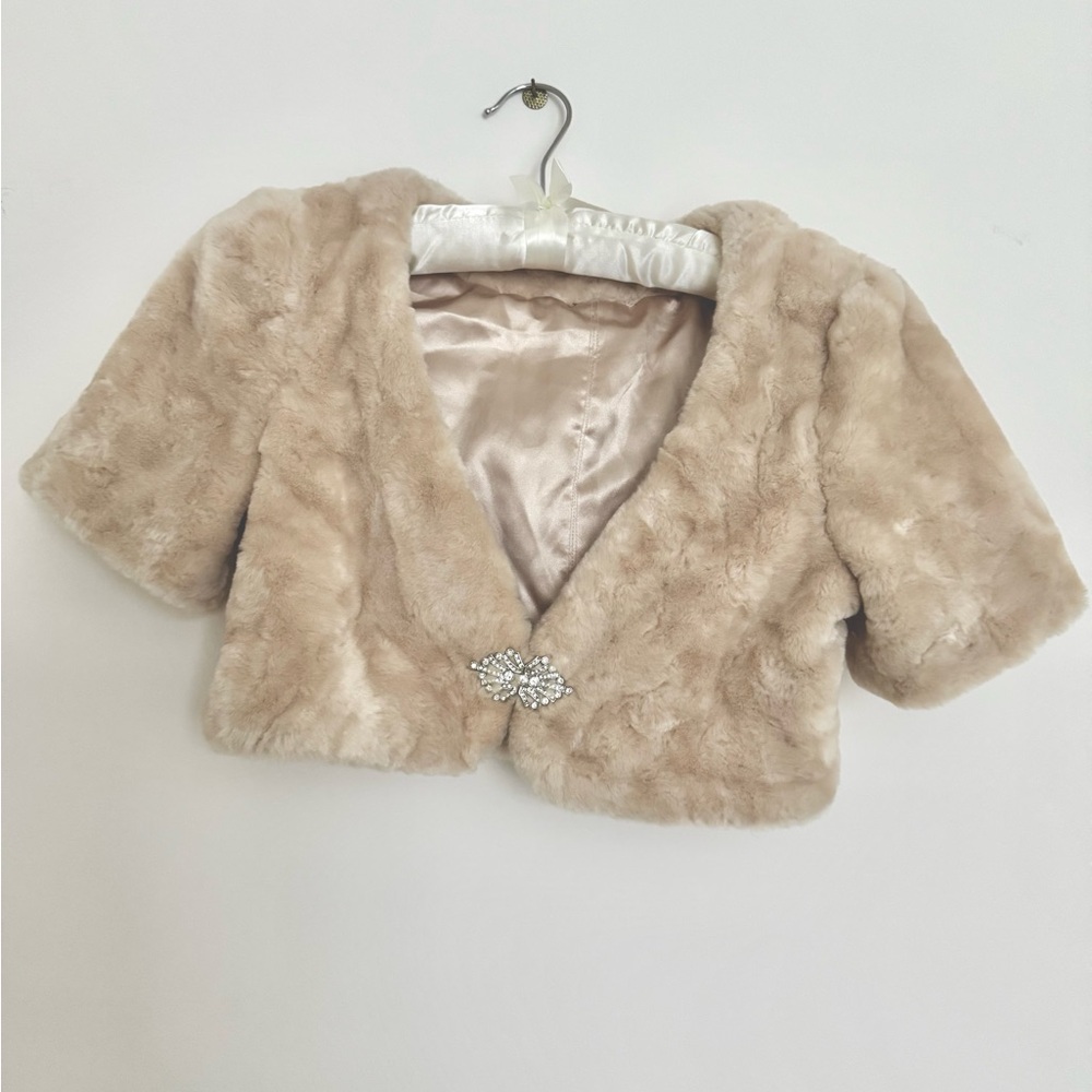 Vintage-style faux fur shrug